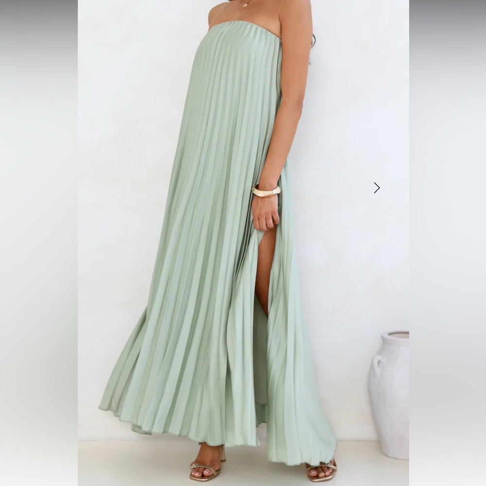 Elegant Pleated Maxi Dress in Sage Green